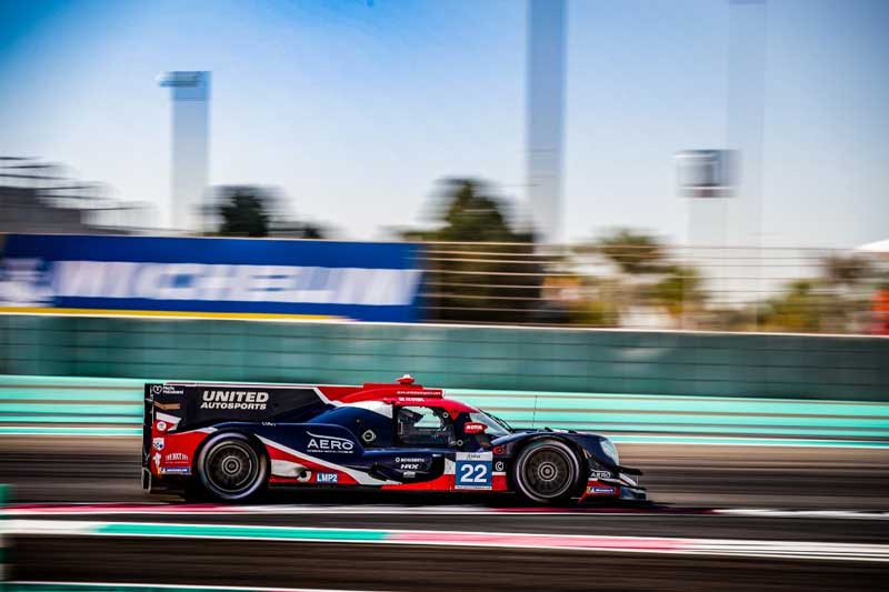 Image d'une voiture de course en mouvement