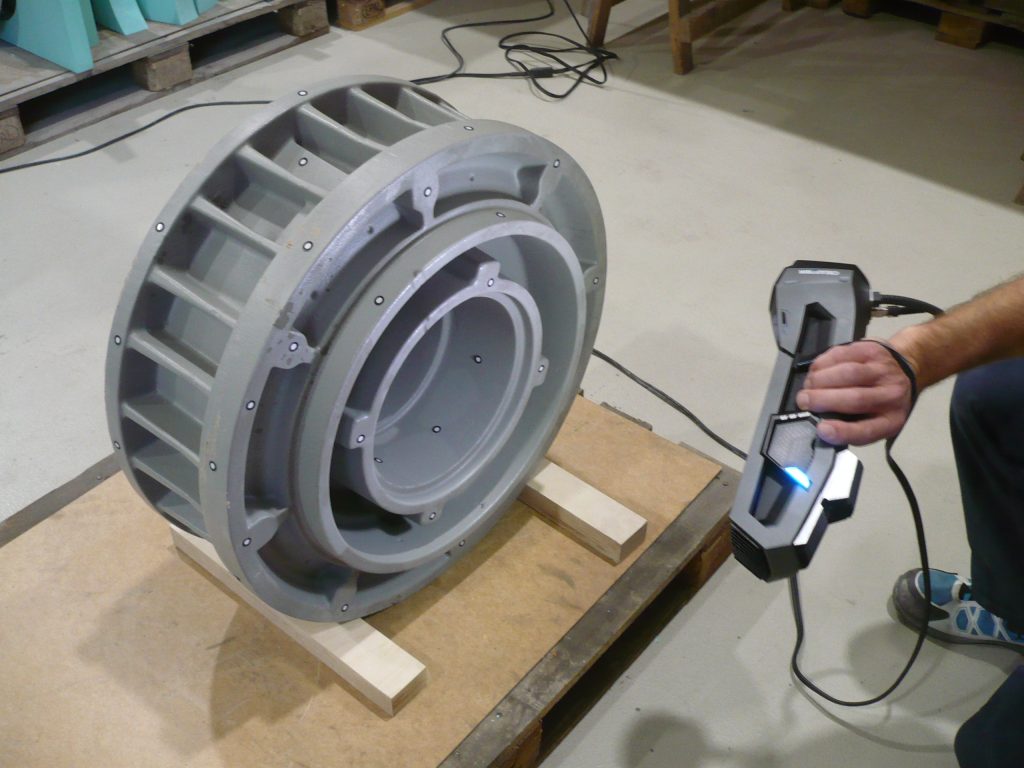 Using the the Go!SCAN SPARK to scan an oil chamber casing. The oil chamber casing is on a pallet.