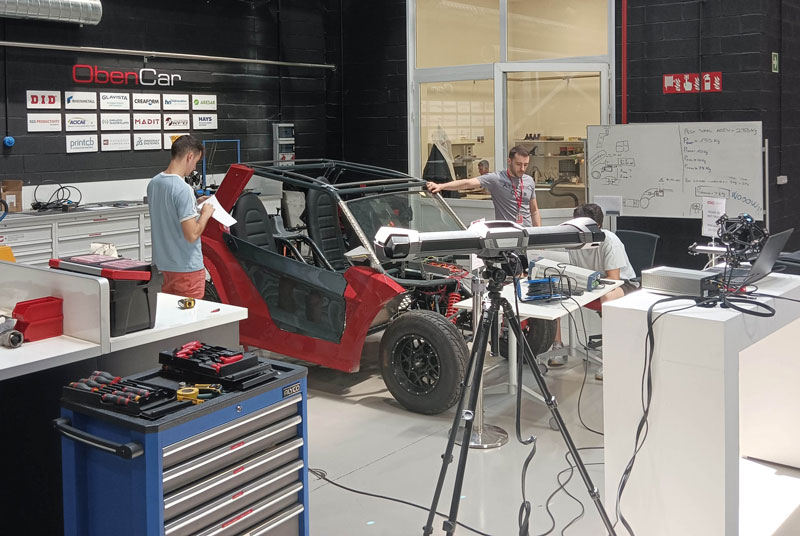 在极限汽车计划(EAP)框架内,学生们在 AIC 的实验室进行开发和建造工作。