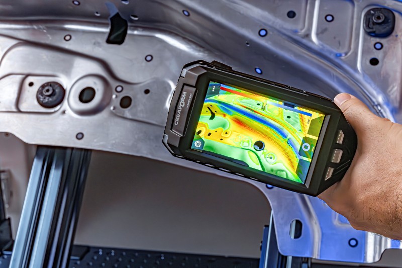 3D-Scanner mit integriertem Display, auf dem eine Farbkarte eines Teils aus Blech zu sehen ist