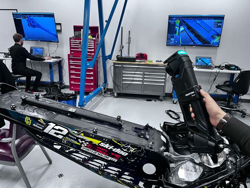 上图为一名学生使用大部件计量级三维扫描仪 HandySCAN MAX™|Elite 计量级 3D 扫描仪扫描雪地摩托大型部件的特写镜头。