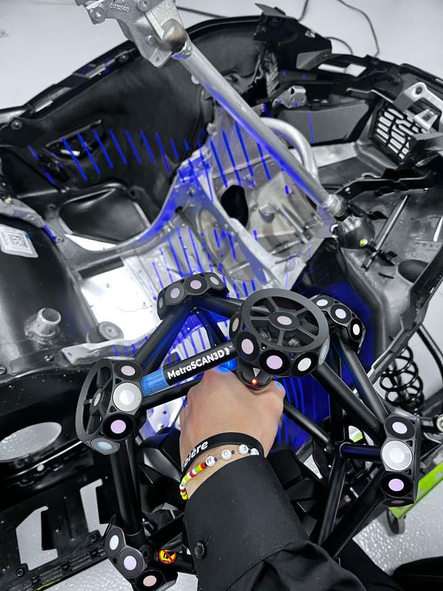 上图为一名学生正使用辨析是光学三坐标三维扫描仪 MetraSCAN 3D 光学 CMM 3D 扫描仪扫描雪地摩托车的复杂组件的特写镜头。