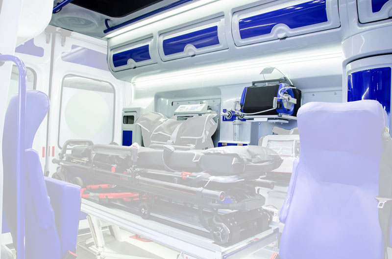 配有定制蓝白相间储物柜的救护车内部