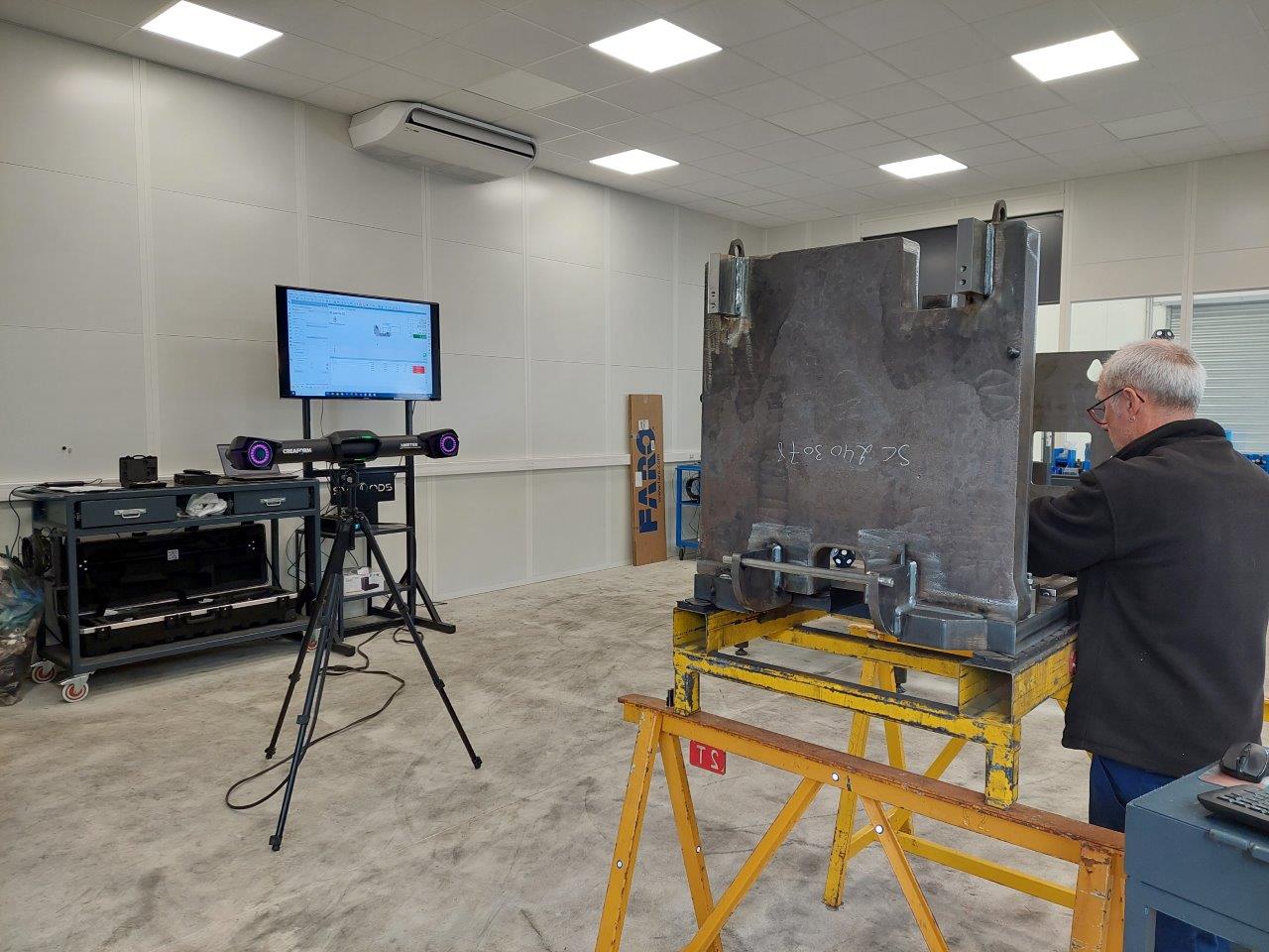 Un expert utilise le capteur C-Track à deux caméras, avec le HandyPROBE, pour prendre des mesures 3D d’un composant métallique.