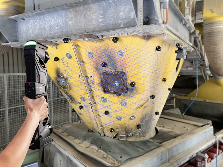 用户使用 HandySCAN 3D|MAX 系列对转运漏斗进行 3D 扫描