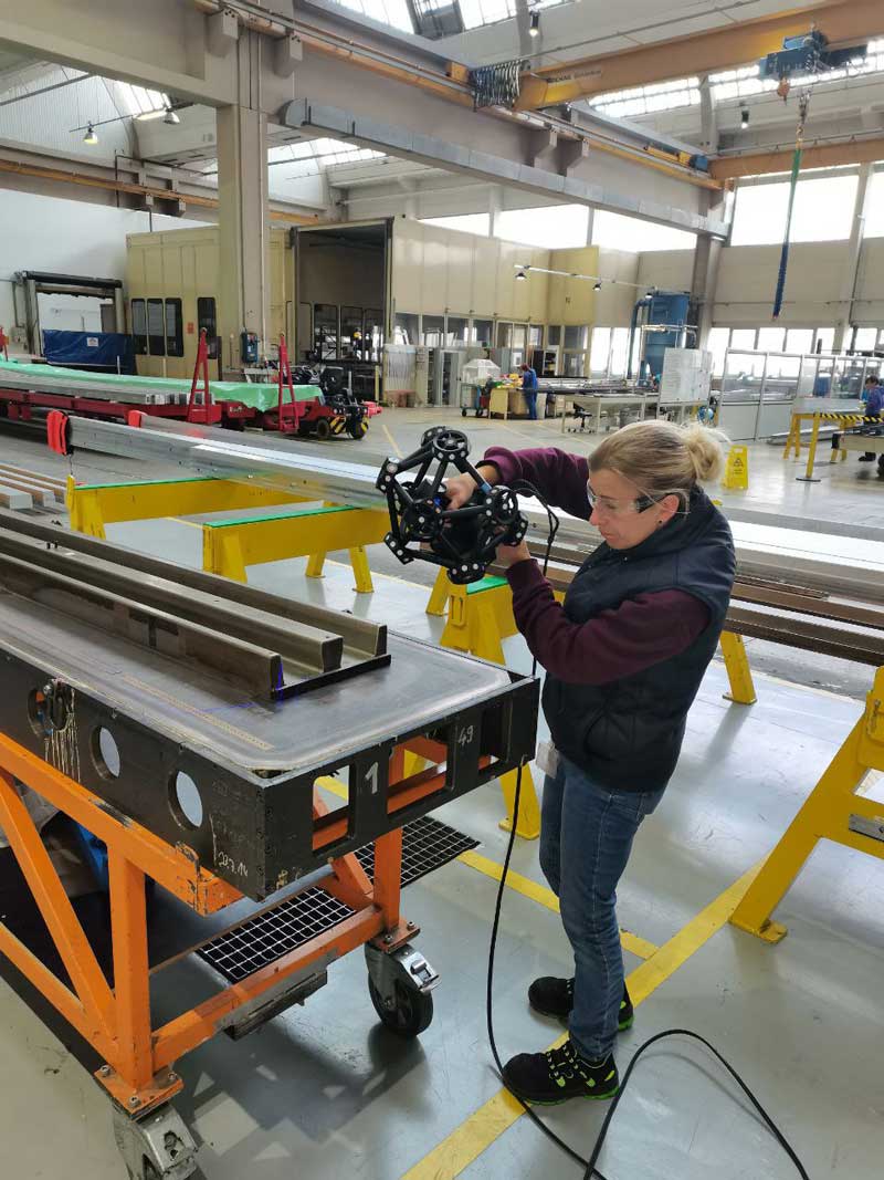 Un trabajador utiliza el MetraSCAN 3D para escanear una pieza aeroespacial.