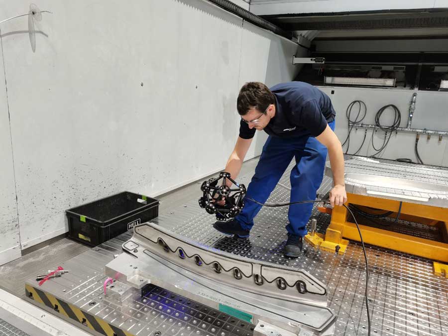 Un membro del team esegue la scansione di un componente aerospaziale con il MetraSCAN 3D.