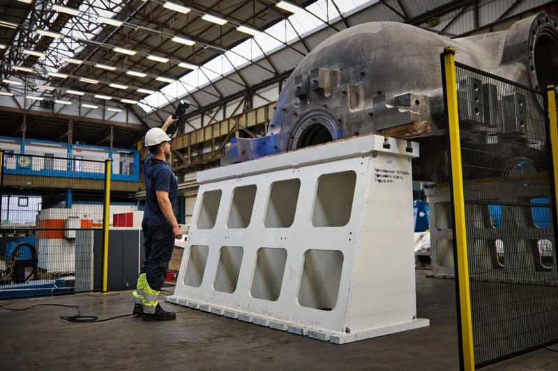 HandySCAN 3D | MAXシリーズ で高圧蒸気タービンの外部ケーシングをスキャンする技術者