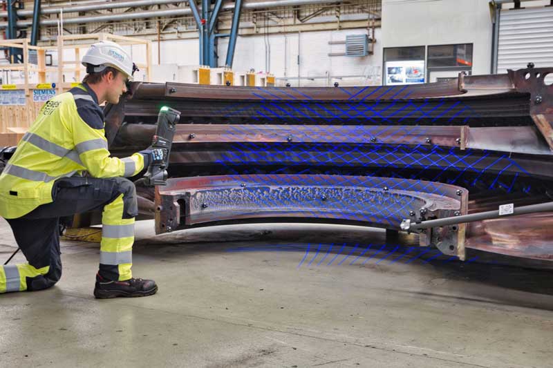 Techniker scannt Leitschaufelträger einer Gasturbine mit der HandySCAN 3D|MAX Series.