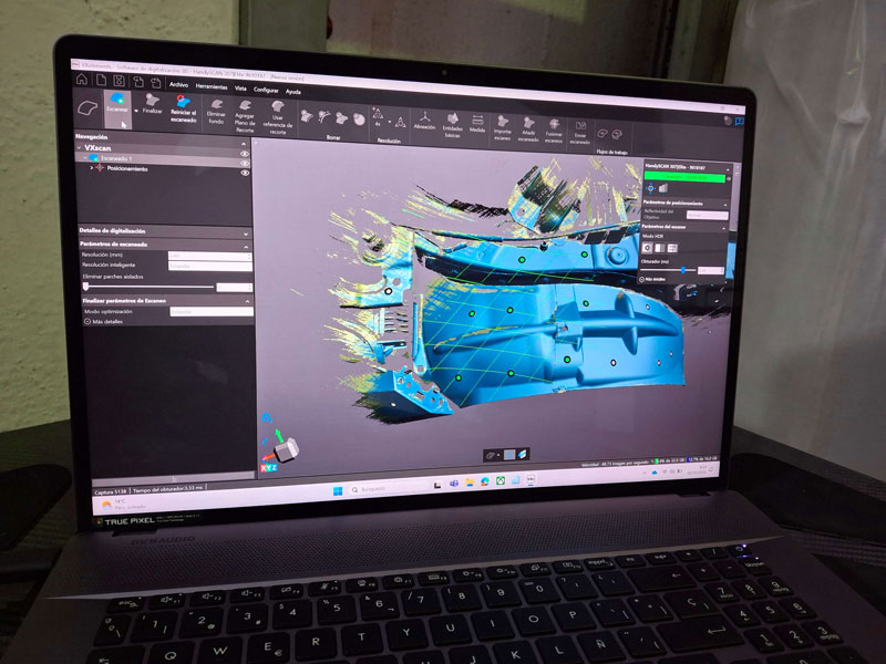 Uno schermo di computer con il modulo software Creaform che mostra la scansione 3D di una parte di veicolo in fase di post-elaborazione.