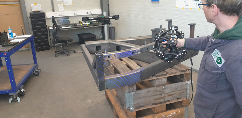 Mitarbeiter von GMT Wintersteller mit dem MetraSCAN 3D an einem Stahlteil im Produktionsbereich.