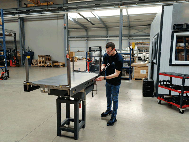 Brosius GmbH 的工作人员使用形创便携式光笔三坐标 HandyPROBE 便携式测量系统检测金属部件