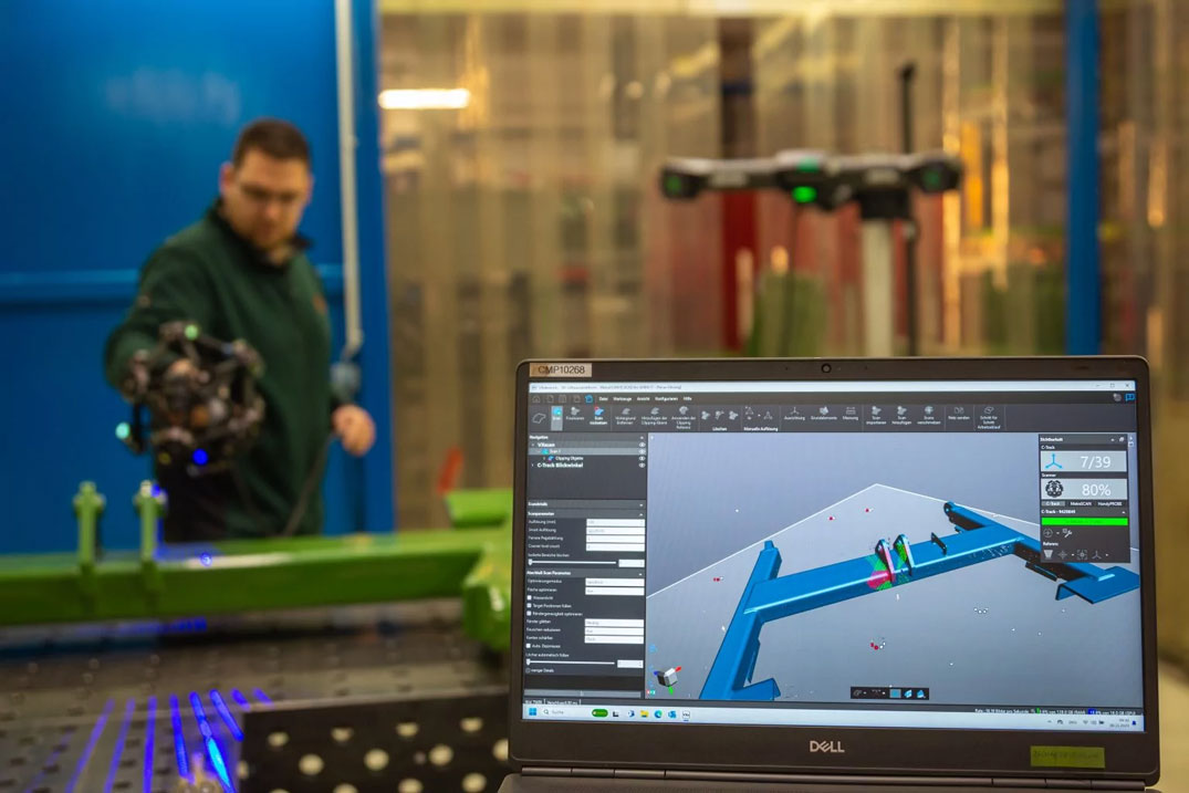 Imagen de un experto que utiliza un escáner MetraSCAN 3D y software de escaneado 3D