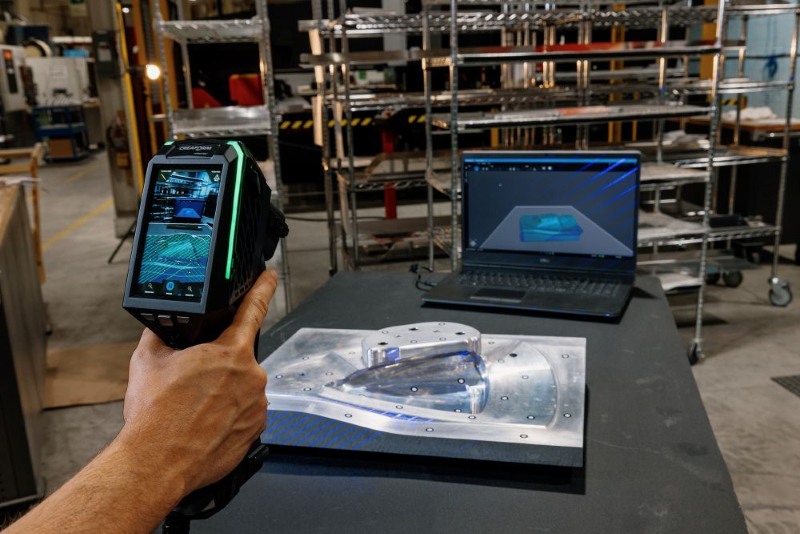 操作人员使用搭载集成界面的三维扫描仪,在屏幕上实时查看可视化数据。