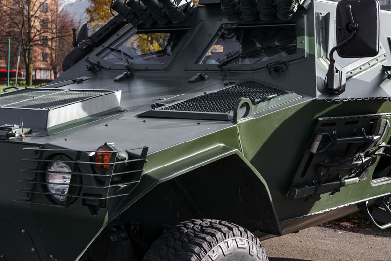 Primer plano de un vehículo blindado ecológico con varias características personalizadas