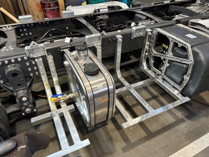 带有附加工具箱支架的卡车底盘