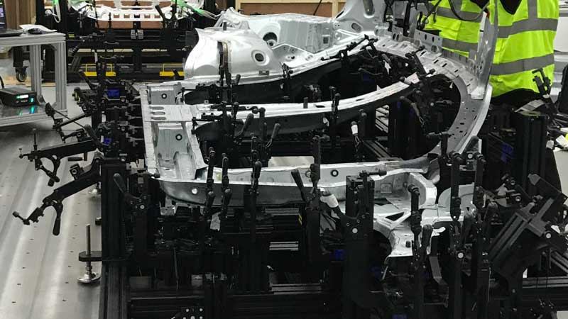 Messvorrichtung, die ein gestanztes Autoteil hält