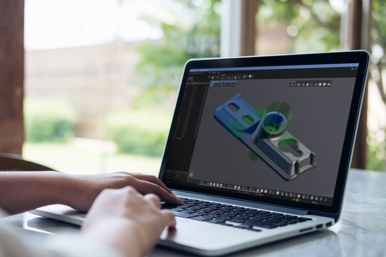 Persona che usa un portatile che mostra una scansione e un modello CAD di un pezzo nel modulo Scan-to-CAD Pro della Creaform Metrology Suite