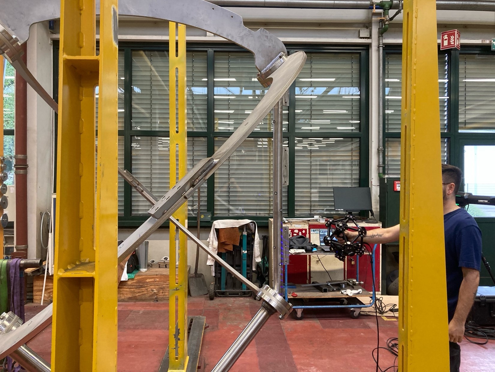 Un membro del team del controllo qualità scansiona un'enorme mescolatrice con lo scanner 3D MetraSCAN BLACK+™|Elite.