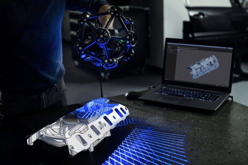 Creaform 形创的光学三坐标三维扫描仪 MetraSCAN 3D 实时扫描反光零部件并在笔记本端显示。