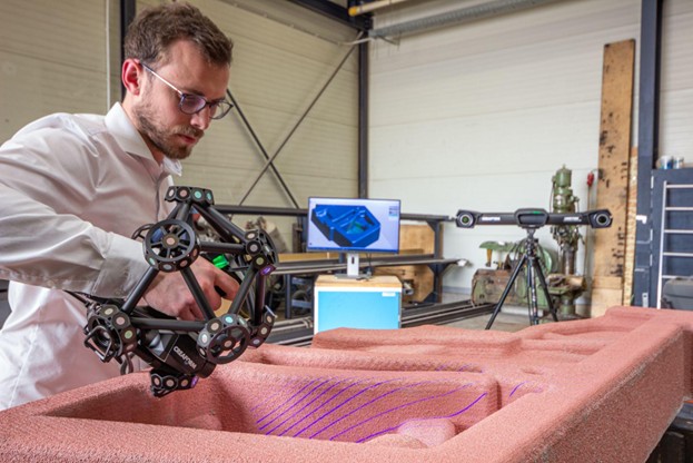 Un operatore che acquisisce con MetraSCAN 3D dati di scansione completi e accurati di superfici colate.