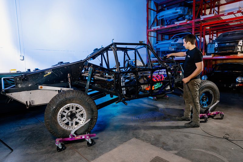 EP9 Autosport 技术人员正在车间内使用 Creaform 形创的 HandySCAN 3D|PRO 系列扫描仪，采集赛车的完整几何数据。