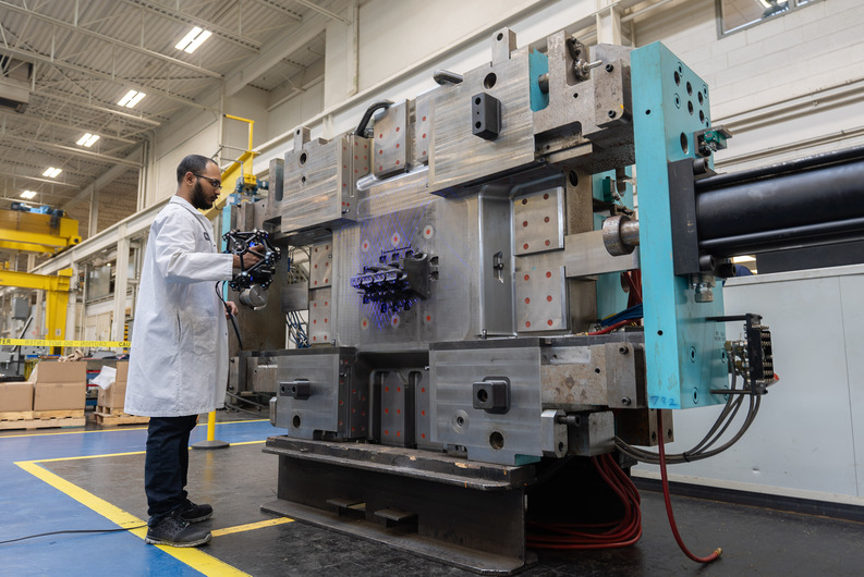 Especialista en control de calidad utilizando el escáner 3D MetraSCAN para inspeccionar algunos de los moldes más grandes de EXCO Engineering directamente en el piso de producción