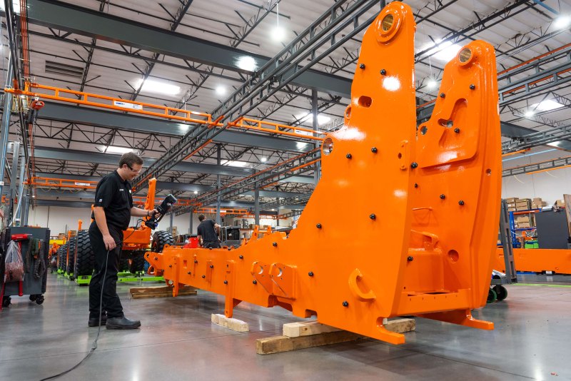 Operador utilizando el escáner 3D portátil HandySCAN 3D MAX Series de Creaform para inspeccionar una gran estructura soldada en el área de producción.