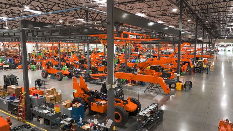 Lo stabilimento di Xtreme Manufacturing che espone la sua gamma completa di sollevatori telescopici ad alta capacità per impieghi gravosi.