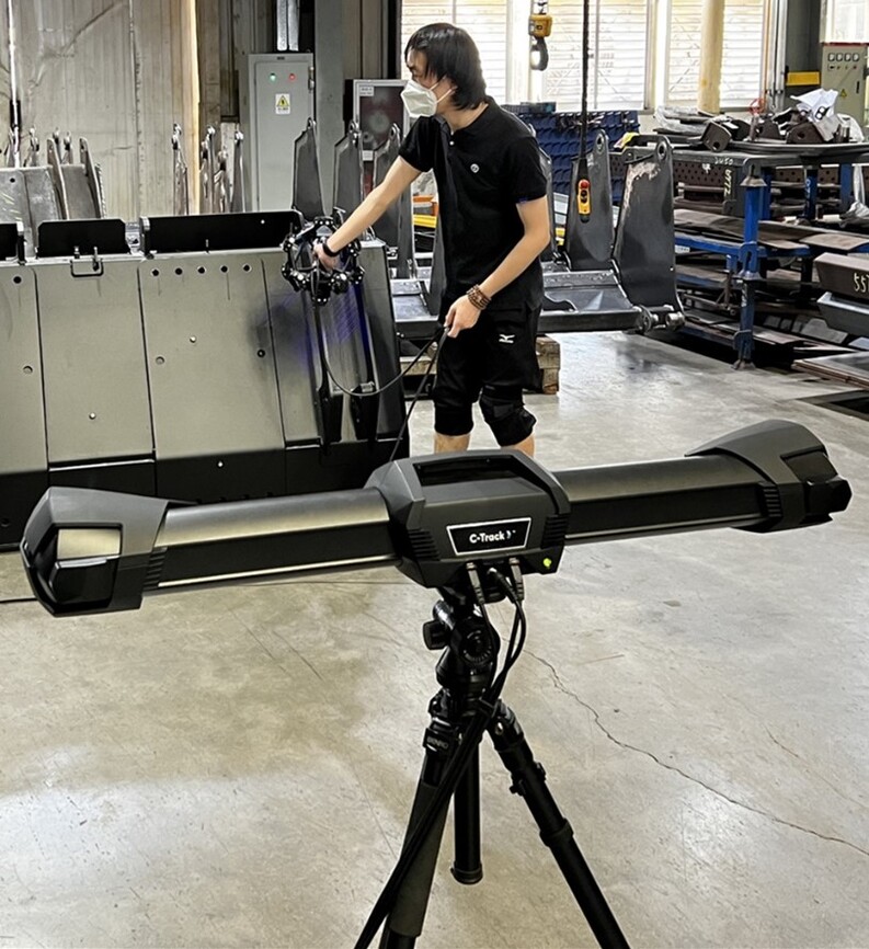 对钩机前铲进行 3D 扫描