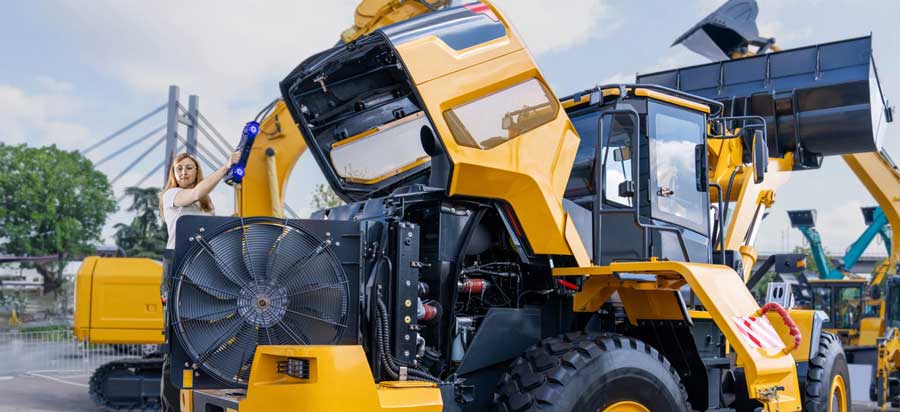 Donna che usa lo scanner della serie HandySCAN MAX per scansionare l'interno di un cofano di un caricatore frontale giallo e nero