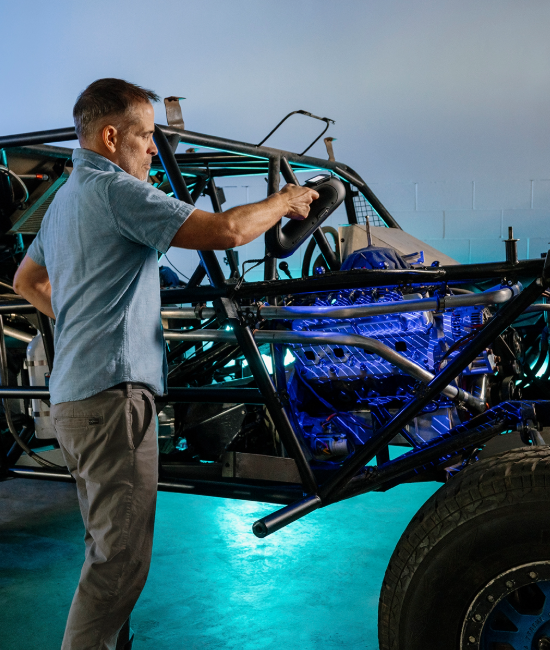man-scanning-jeep-cage