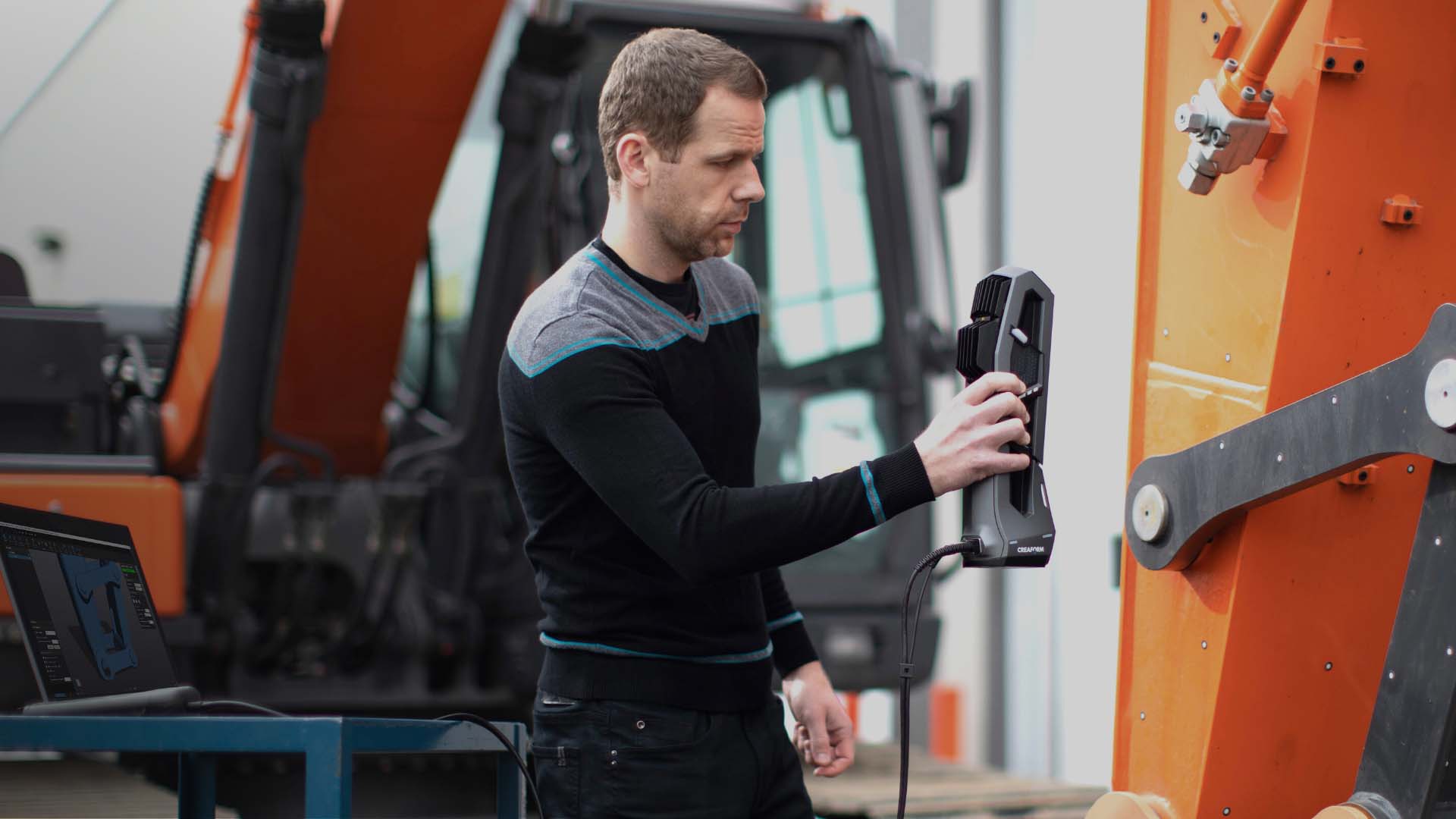 Go!SCAN 3D SPARK Man scanning Heavy industry