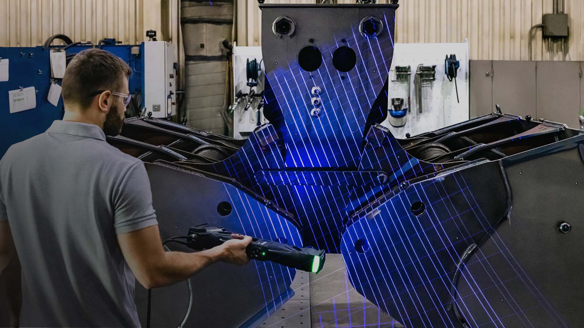 Technician scanning gripper HandySCAN MAX