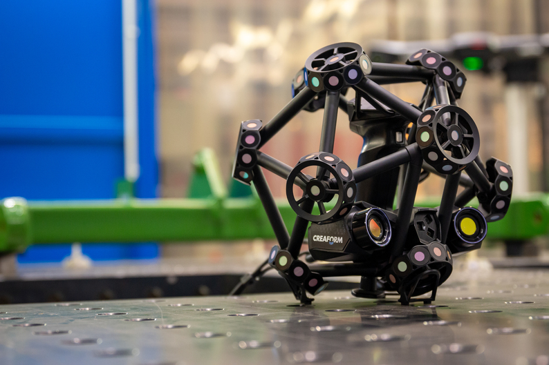 El MetraSCAN 3D de Creaform colocado sobre una mesa en un entorno industrial.