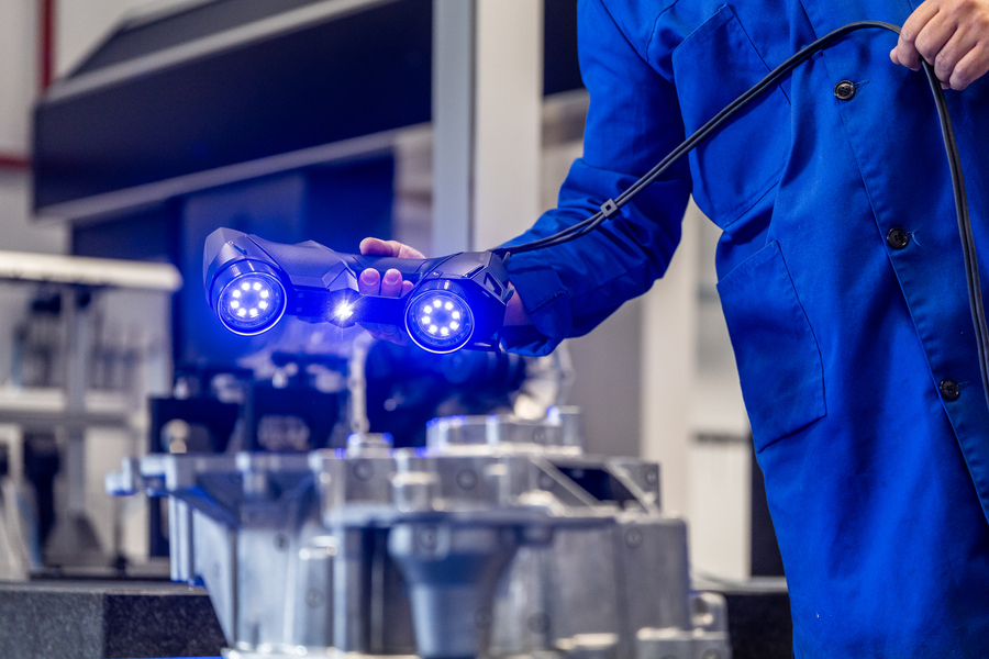 操作人员在车间使用 Creaform 形创的计量级蓝光三维扫描仪 HandySCAN 3D 检测大型铸件。