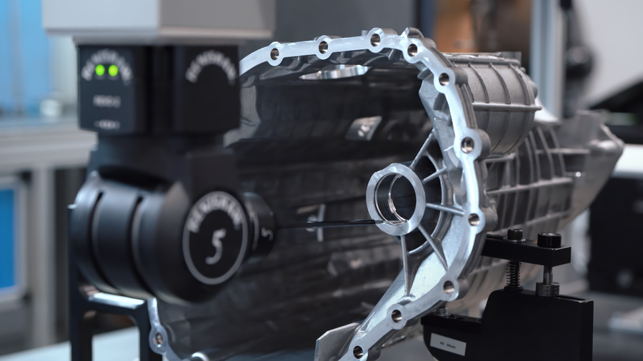 Pièce moulée automobile inspectée à l’aide d’un palpeur MMT pour vérifier la précision dimensionnelle.