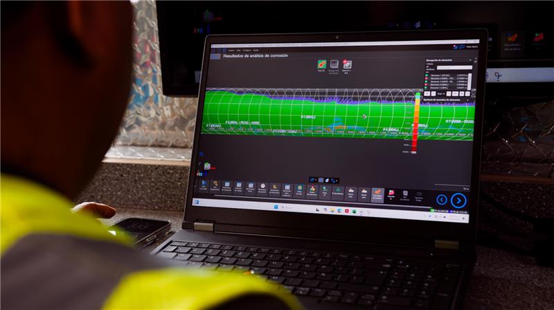 Empleado de Integridad de Ductos trabajando en una computadora portátil que muestra los resultados del escaneo en Creaform Integrity Suite.