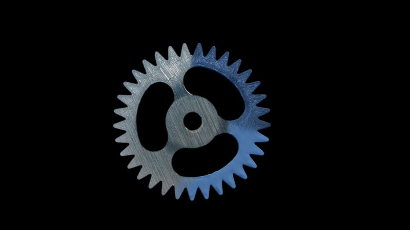 图片展示了一个完整齿轮的三维网格数据,补完齿轮的另一半区域。