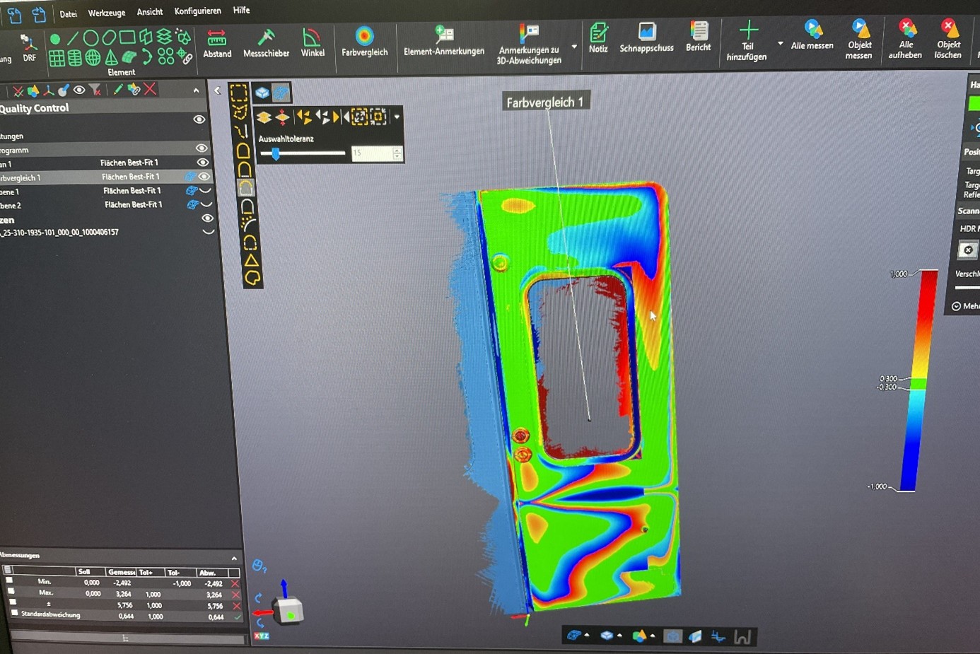 Die 3D-Scansoftware von FARO CREAFORM hilft den Technikerinnen und Technikern, Abweichungen an den Türen von Schienenfahrzeugen anhand einer Farbkarte zu erkennen.