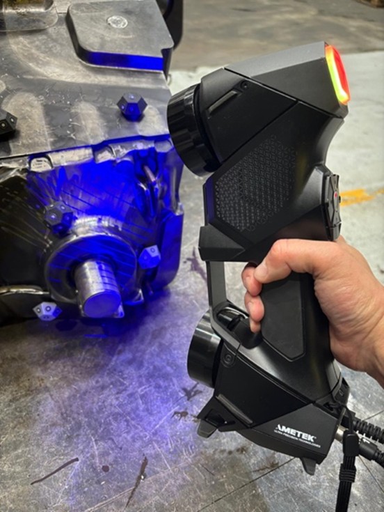 Una imagen del escáner 3D HandySCAN BLACK™ Elite en manos de un técnico mientras escanea una pieza.